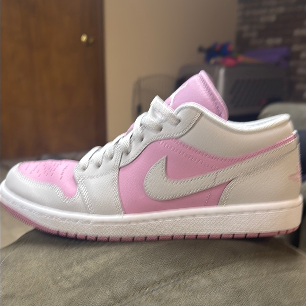 Nike Sneakers in Pink and White with Retro Design